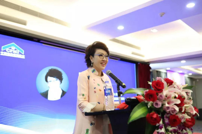 周心怡主任委员宣读《关于解聘赖新林秘书长职务的决定》《关于聘任